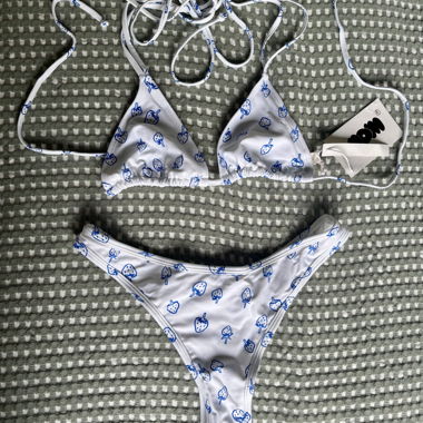 Bikini Nom Rosie blue berries