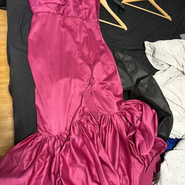 Robe rose fuchsia satinée asymetrique