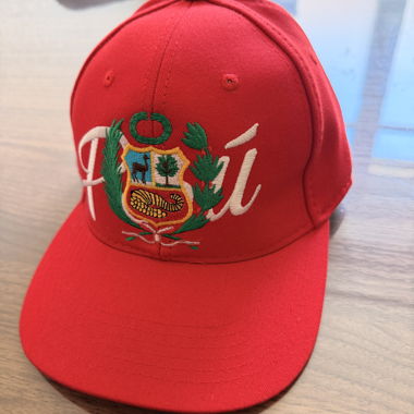 Rote Cap mit Peru-Wappen