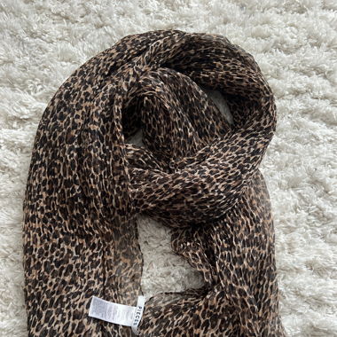 Leichter Schal mit Tigermuster