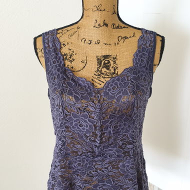 Top in pizzo lilla