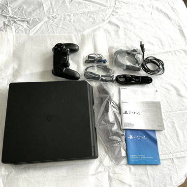 PlayStation 4  ( 1TB )