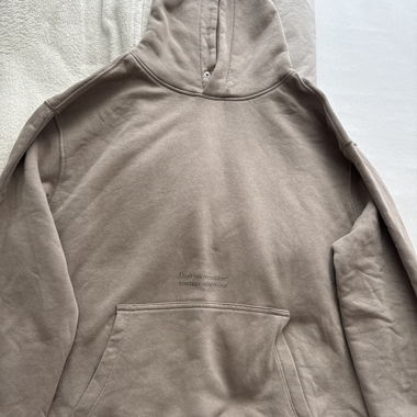 Beiger Hoodie mit Print