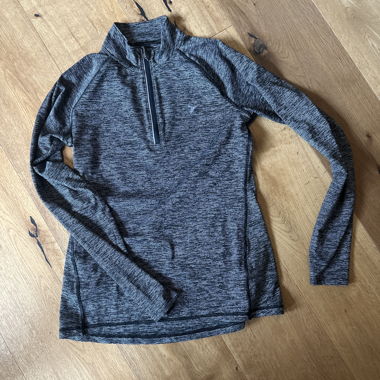 Sporty long-sleeve top with half-zip