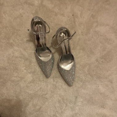 Silberne Glitzer-High Heels mit Riemchen