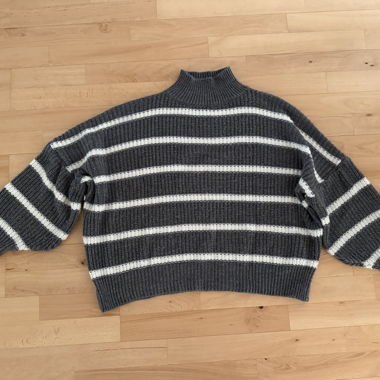 Gestreifter Pullover