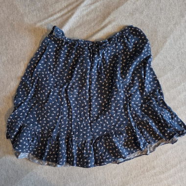 Jupe bleue à motif floral