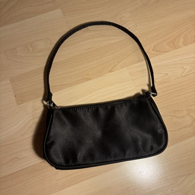 Schwarze Satin-Handtasche