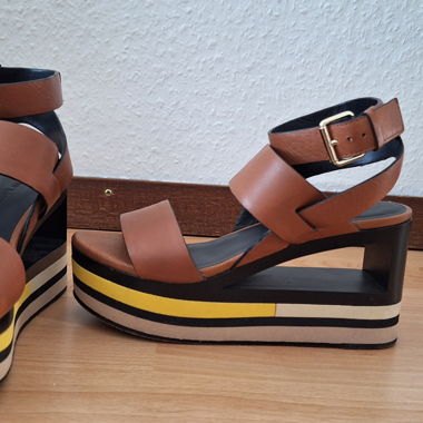 Sandali con zeppa in pelle