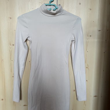 Robe à col roulé à manches longues Bershka