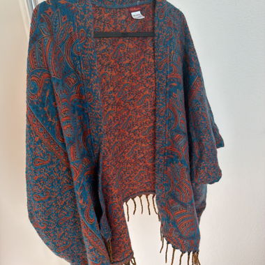 Gemusterter Poncho mit Fransen