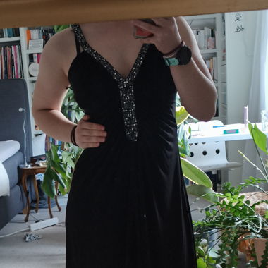 Schwarzes Kleid