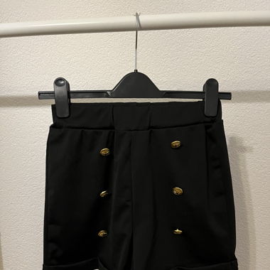 Short noir élégant, taille S, parfait pour l'été
