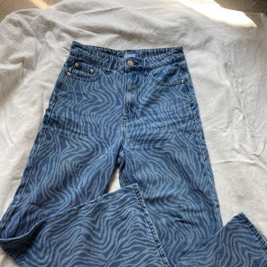Jeans bleu à motifs