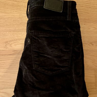 Levi’s slim fit in velluto nero taglia 27 (piuttosto piccolo), nuovo