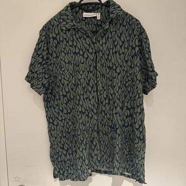 Chemise en flanelle verte avec des flammes bleues