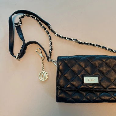 DKNY sac cuire noir matelassé 