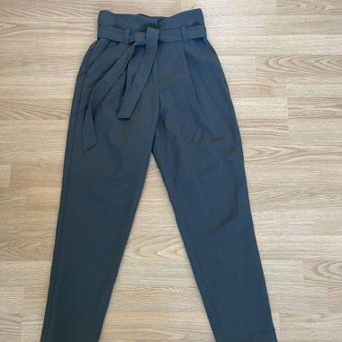 Pantalon en tissu avec ceinture à nouer