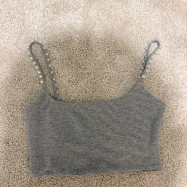 Top in maglia grigio con bretelle con perline