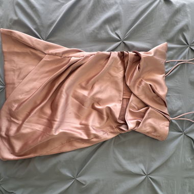 Pinkes kurzes seidiges Kleid