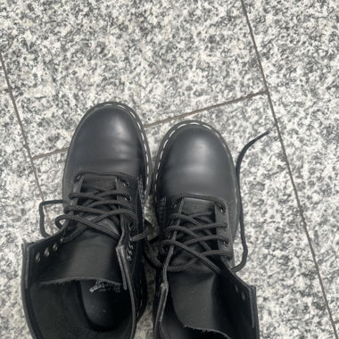 Dr Martens Boots schwarz mit weisser Naht