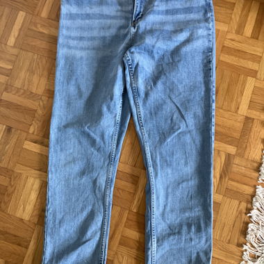 Jeans mit hellblauem ausgefranstem Saum