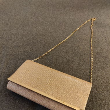 Elegante Handtasche mit goldfarbenen Zirkonen