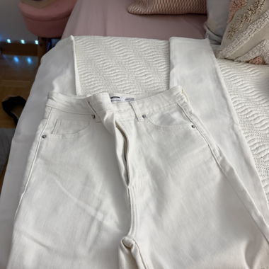 Bershka Skinny-Jeans in Weiss