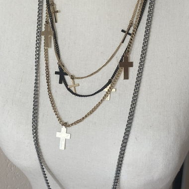 Collier Y2K croix multi-rangs noir argent doré