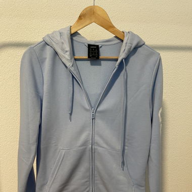 sportliche Kappuzenjacke