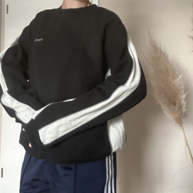 Maglione nero con righe bianche