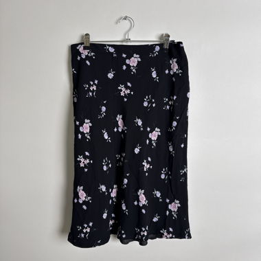 Jupe midi noire à fleurs