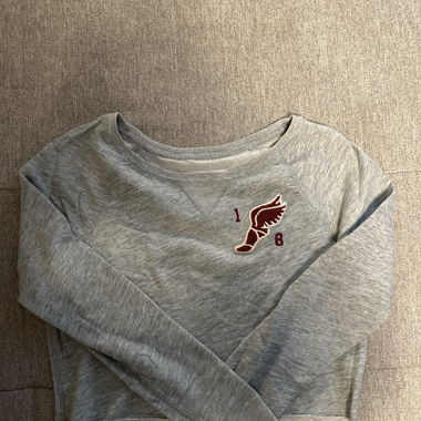 Grauer Pullover