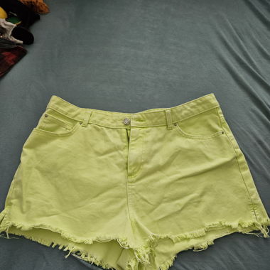 Short fluo en jeans