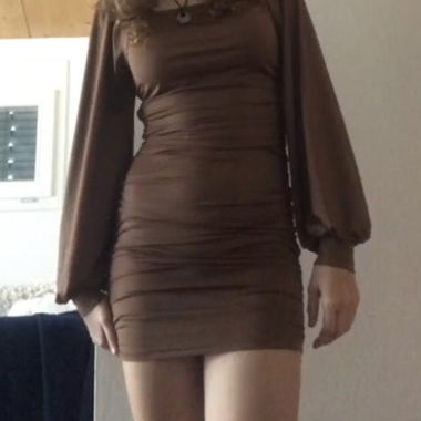 elegantes braunes Kleid mit „Ballon-Ärmeln“