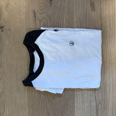 Weisses und schwarzes Volcom T-Shirt