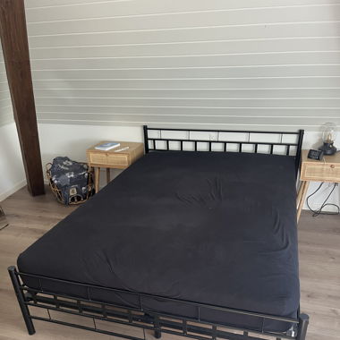 Schwarzes Metallbett mit Matratze