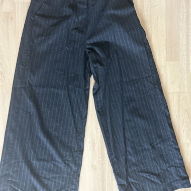 Dunkle Stoffhose mit Nadelstreifen