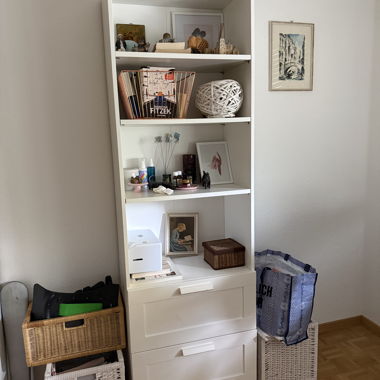 Weißes Regalsystem mit Schubladen