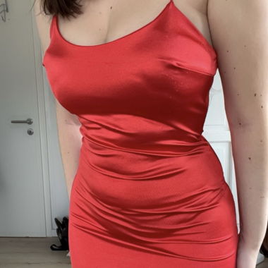Vestito in raso rosso con spalline sottili