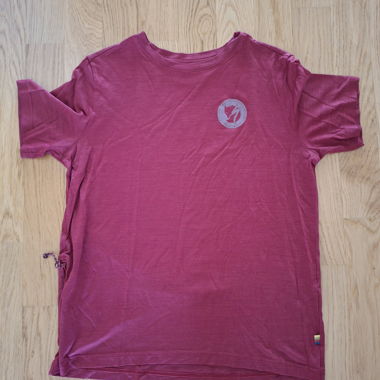 T-shirt bordeaux con logo