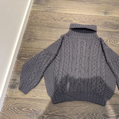 Grauer Rollkragenpullover aus Wolle mit Zopfmuster