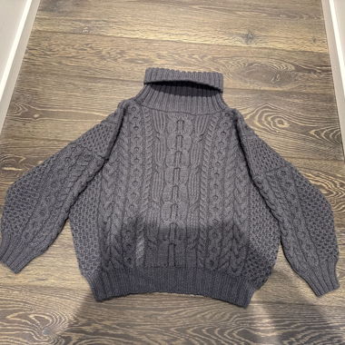Grauer Rollkragenpullover aus Wolle mit Zopfmuster