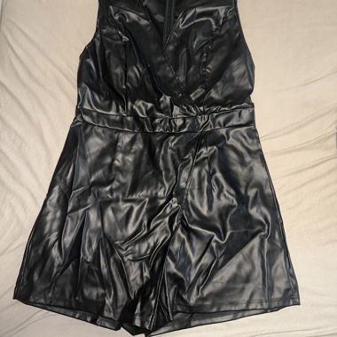 Schwarzer Kunstleder-Jumpsuit