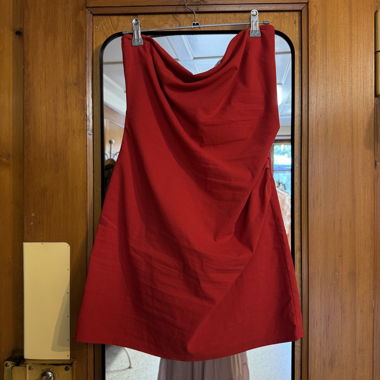 Abito rosso senza spalline