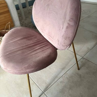 Poltroncina in velluto rosa con gambe dorate