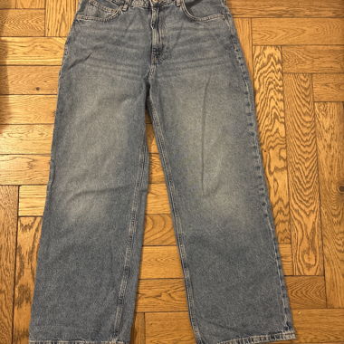 Blaue Jeans mit weitem Bein