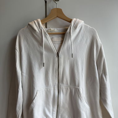Weisses hoddie-Jäckchen