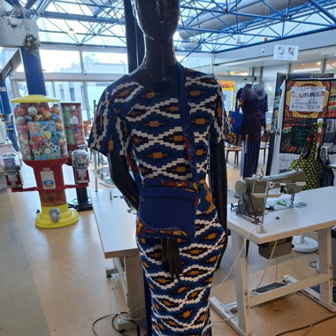  africaine et poussette petit sac et le chapeau