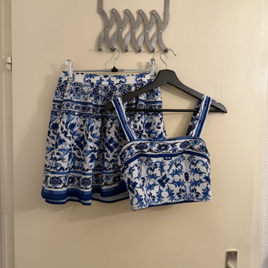 Ensemble bleu et blanc avec haut et jupe